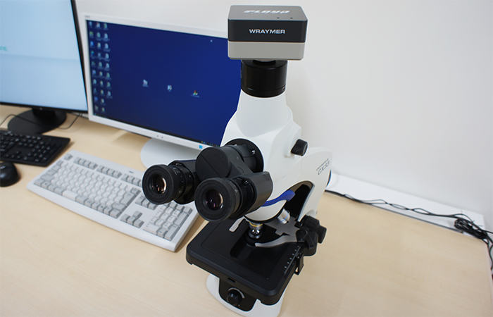 顕微鏡・デジタルビデオカメラとモニター